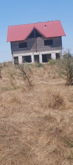 Teren Costinesti cu o casa construita la rosu