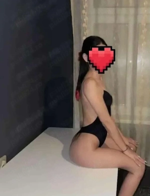 bruneta skini fac si deplasari 