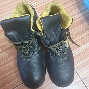 Vand bocanci din piele pentru lucru. 
