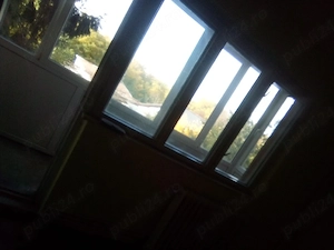 vând apartament cu două camere 