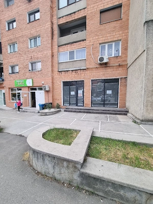 Ofer pentru închiriere spații comerciale 