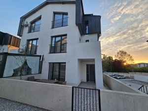 Super Vila în Roșu , 161 mp construiti, 2 garaje acoperite , duplex Apeductului 