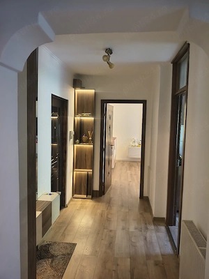 închiriez apartament cu 2 camere 
