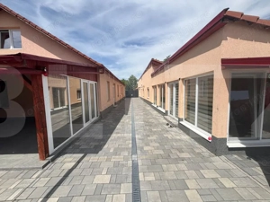 Casă în Șofronea cu 2 corpuri, 5 camere, terase, garaj și teren generos - imagine 2