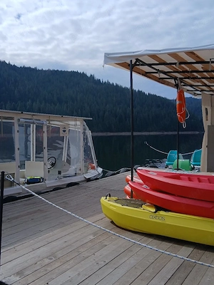 Trăiește aventura pe Lacul Beliș Vaporaș + caiace + hidrobiciclete + paddle + banana | Reducere 10%