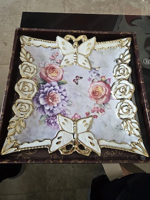 Set servire tort desert portelan fin   Model floral cu fluturi și trandafiri relief