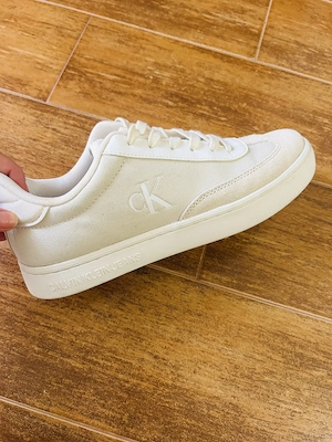 Vând adidași Calvin Klein.