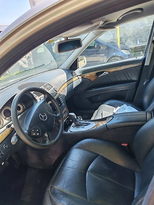 Mercedes E 220 cutie automata  - imagine 2