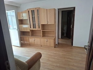 Proprietar vand apartament 3 camere ,zona ultracentrala,mobilat,cum se vede in foto are open space. - imagine 2