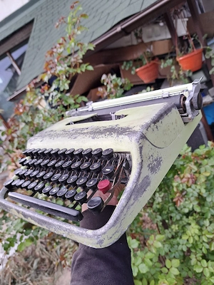 Olivetti Lettera 22 masina veche de scris mecanica  