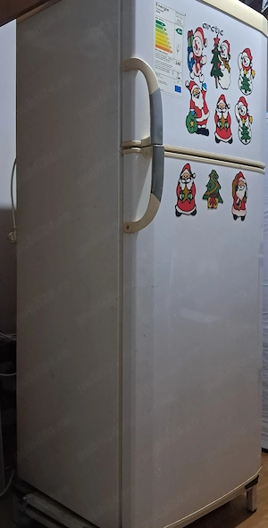 Vand canapea extensibila si frigider - imagine 3