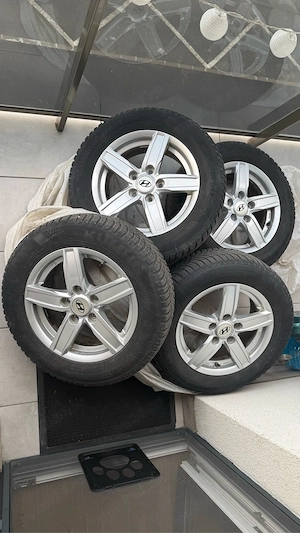 Set roti aliaj 15  Hyundai cu senzor presiune si anvelope de iarna Khumo 195 65R15