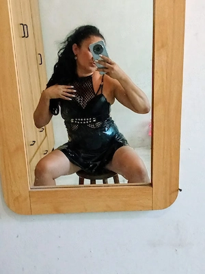 Brunetă seducție maximă  - imagine 3