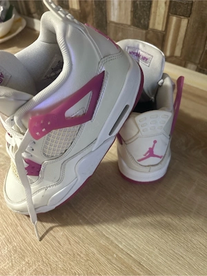 vand adidasi Jordan 4 