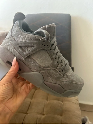 vand adidasi jordan 4 kaws