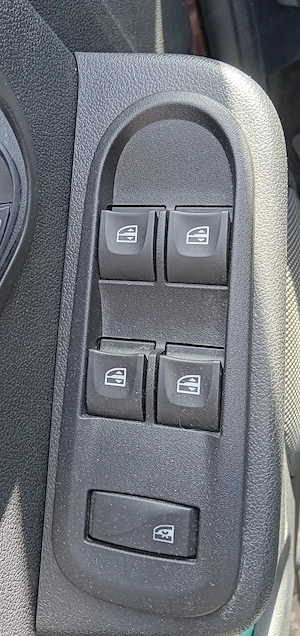Dacia Duster LAUREATE 1,6 Benzină 114 CP 4X4 E6 - imagine 7