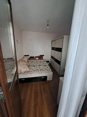 închiriez apartament 