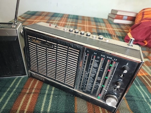vand un radio si un radiocasetofon .