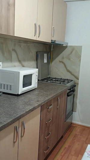 Zona Semiluna, 3 camere decomandat etaj2, mobilat si utilat, prima inchiriere,350 euro luna - imagine 7