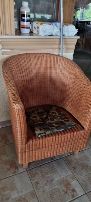 Ce se vede în poze 2 fotolii împletite matură manuală Germania bazin metal Coasă manuală fierăstrău 
