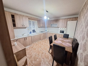 Închiriez apartament spațios Calea Moldovei,lângă Hotel Diana,parter,parcare inclusă - imagine 3