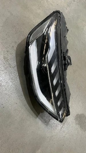 Far dreapta audi a4 b9