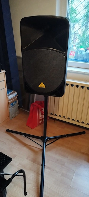 vand 2 boxe active Behringer