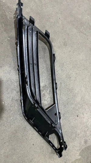 Grila proiector stanga - neagra vw passat b8