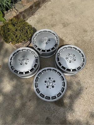 Jante RETRO, originale Mercedes Benz W124, R15, modelul GULLIDECKEL , în stare foarte buna. W126