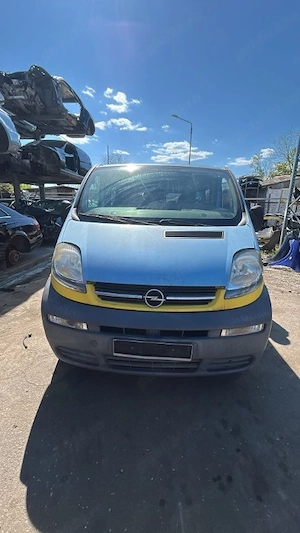 Dezmembrez Opel Vivaro 1.9 cdti model  cu 9 locuri 