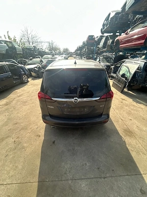 Dezmembrez Opel Zafira C an 2012 2.0 diesel cutie automata - imagine 2