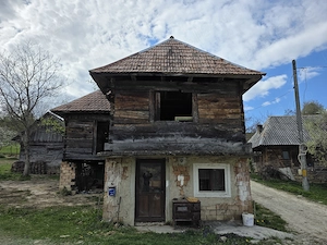 Vand casa din lemn de stejar