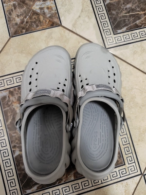Vând saboți crocs barbati
