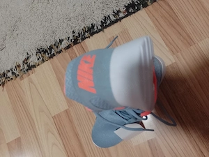 Adidasi Nike
