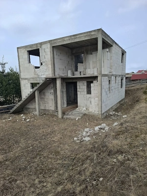 Vând casă in construcție 