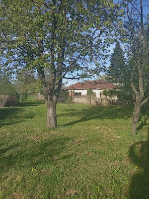 Vand teren parcelabil cu construcții si utilități 