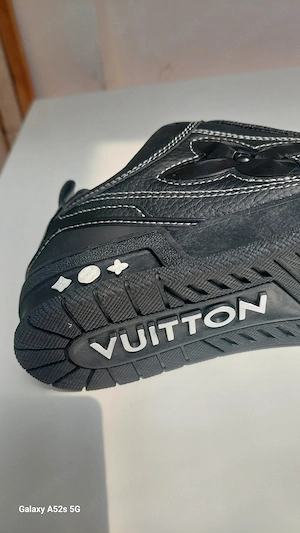 Vând pantofi sport Louis Vuitton purtați f putin