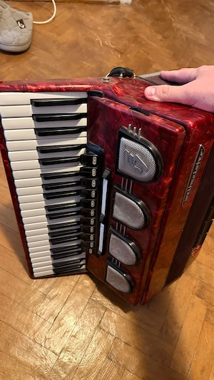 Vând acordeon 120 bași Weltmeister Stella