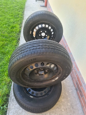 4 Cauciucuri de iarna 195/65/15 cu jante de tabla originale VW, proveniență Germania !!