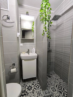 Ofer spre închiriere apartament 2 camere situat la etajul 1 4 in zonă centrală. - imagine 4