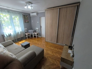 Ofer spre închiriere apartament 2 camere situat la etajul 1 4 in zonă centrală. - imagine 2