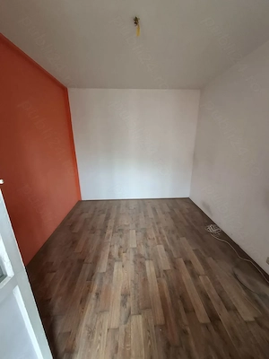 Vând apartament cu 2 camere  bloc de 4etaje la etajul 3 ocupabil imediat  - imagine 2