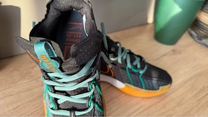 Nike G.T. (Greater Than) Cut 2. Echipat cu o unitate Zoom Air în călcâi și spumă React 