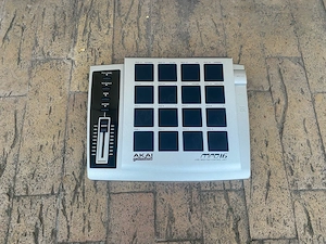Akai MPD16 USB   midi pad control unit controler tobe   percutie - imagine 4