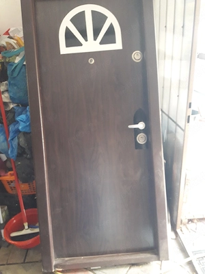 vănd ușa de metal 