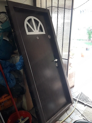 vănd ușa de metal 