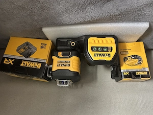 Laser DeWALT 3x360 Verde DCLE34030 NOU + Baterii XR 5Ah + Încărcător   Se vând și separat