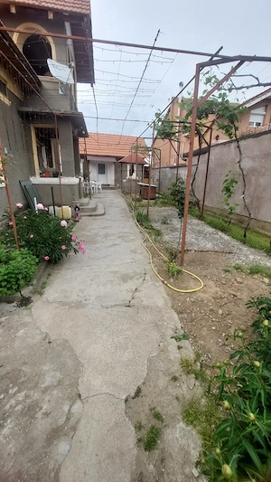 Casa solidă și  spațioasă cu teren generos  - imagine 3