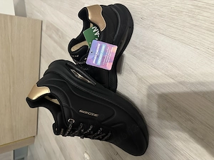Adidasi noi cu eticheta skecherrs