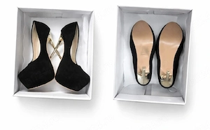 Pantofi eleganți negri cu toc auriu   NOI, model deosebit